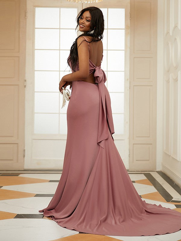 Vestidos de satén tejido con tirantes finos fruncidos, sin mangas y con cola larga