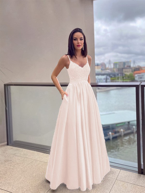 Vestidos largos de satén sin mangas con tirantes finos y apliques