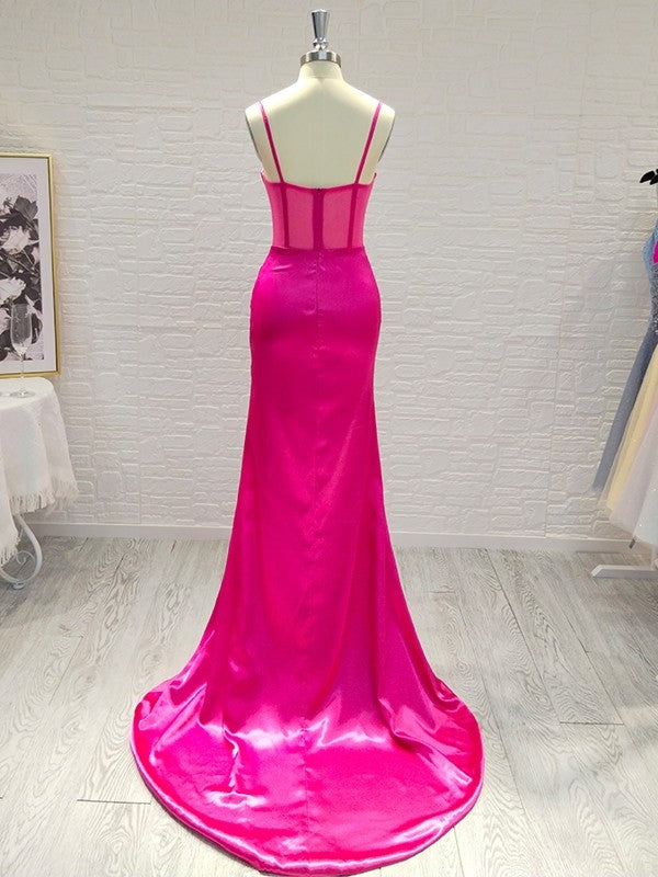 Vestidos de satén con tirantes finos fruncidos, sin mangas y con cola larga