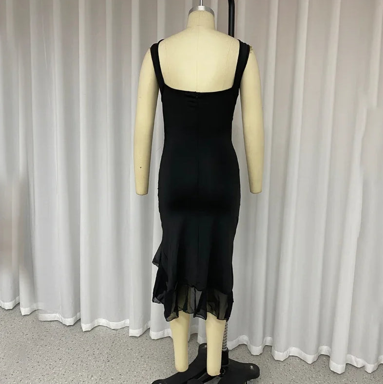 Robe de bal trapèze sans manches, décolleté plongeant, plissée et fendue sur le devant