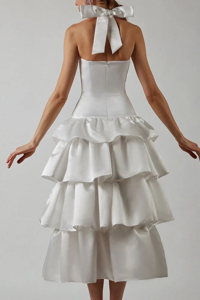 Elegante vestido de noche de satén sin mangas con cuello halter