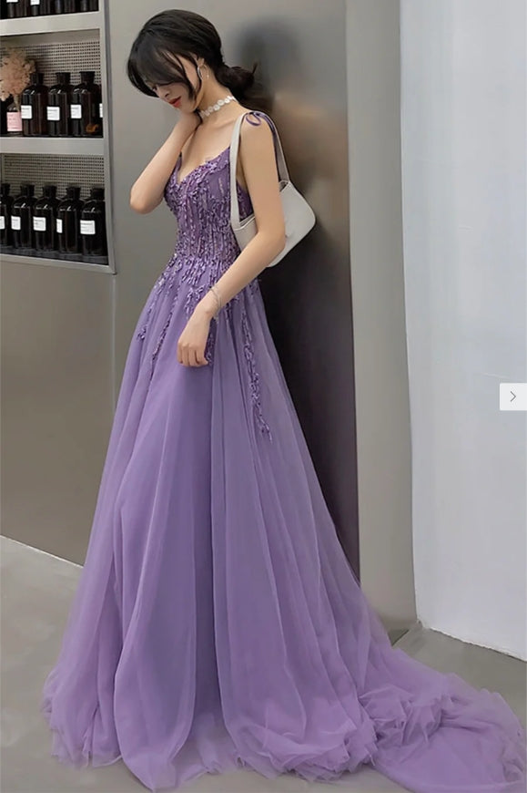 Robe de soirée sans manches à col en V et traîne en dentelle avec appliques