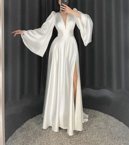Vestidos de novia de satén con mangas acampanadas y abertura lateral con escote en V profundo