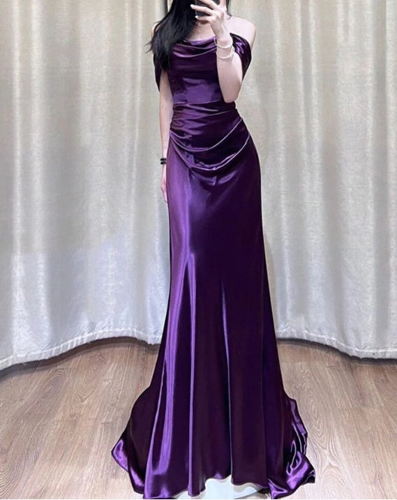 Vestido de fiesta largo de satén con hombros descubiertos y corte A sin tirantes