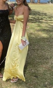 Vestido de fiesta formal de satén largo sin tirantes en forma de A