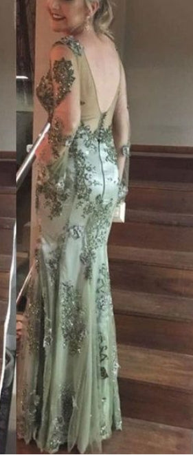 Robe de bal à manches longues et col en V profond avec appliques