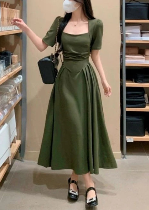 Robe de bal élégante à col carré et coupe trapèze