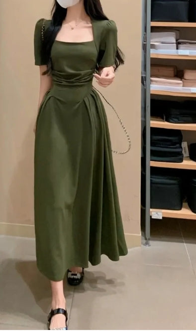 Robe de bal élégante à col carré et coupe trapèze