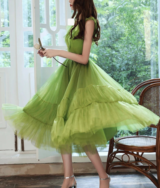 Robe de bal courte en tulle à col en V et coupe trapèze