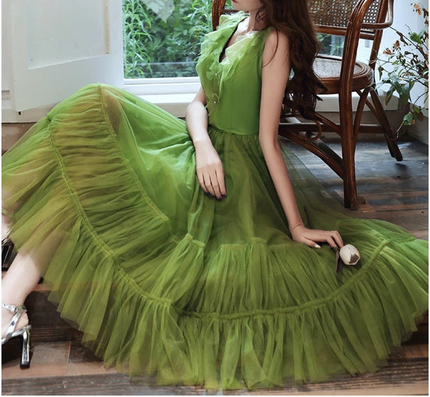 Robe de bal courte en tulle à col en V et coupe trapèze