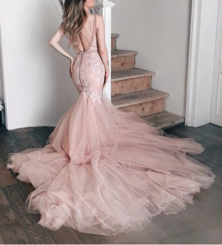 Robe de mariée sirène à décolleté en V transparent et traîne en tulle