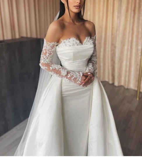 Robe de mariée sirène à manches longues et décolleté en cœur ornée de perles