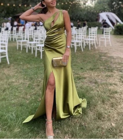 Robe de bal longue à une épaule et découpe trompette