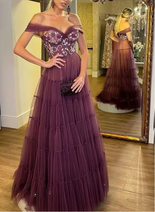 Robe de soirée trapèze à épaules dénudées et appliqués