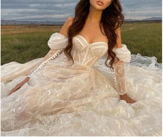 Superbes robes de mariée en dentelle à manches longues et épaules dénudées avec col en cœur