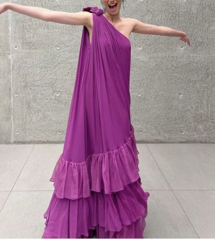 Robe de bal longue à volants en mousseline à une épaule
