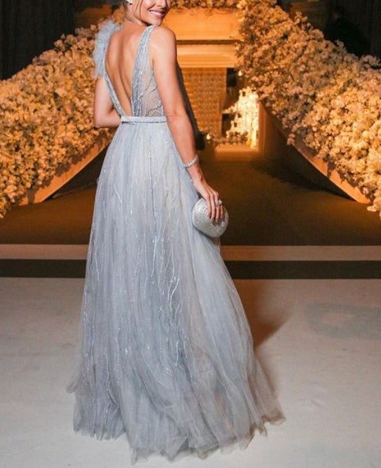 Robe de mariée trapèze en tulle à col en V profond et dos nu 