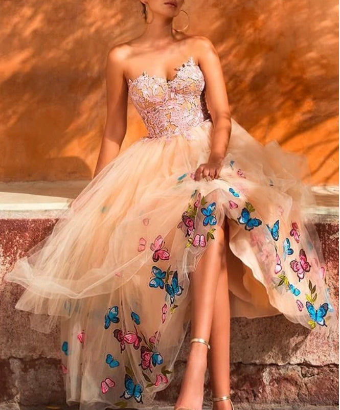 Robe de bal unique sans bretelles à motif papillon et fleurs