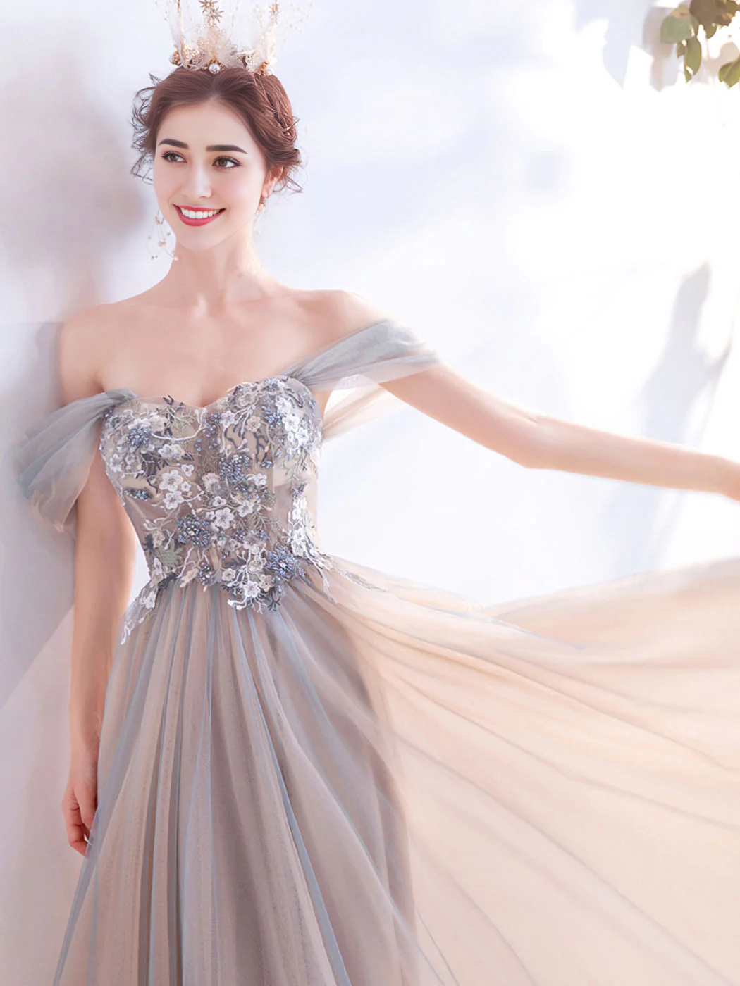 Robe de bal trapèze en dentelle à épaules dénudées et appliqués