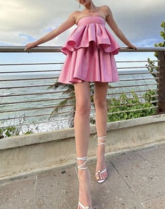 Vestidos de fiesta cortos de satén sin tirantes con volantes escalonados