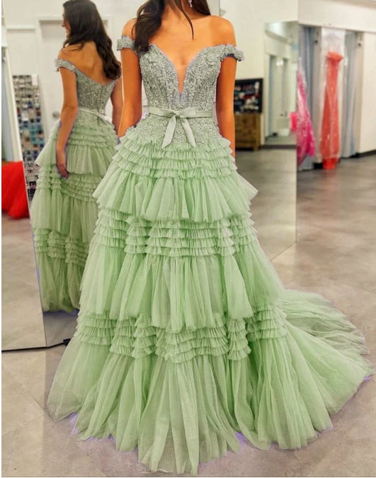 Robe de bal en tulle et dentelle à épaules dénudées et volants