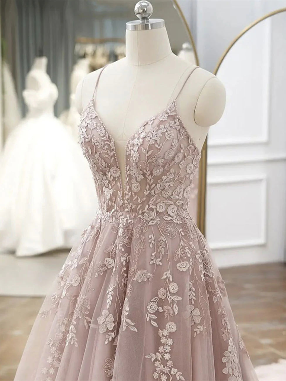 Robe de bal longue en tulle rose et dentelle trapèze
