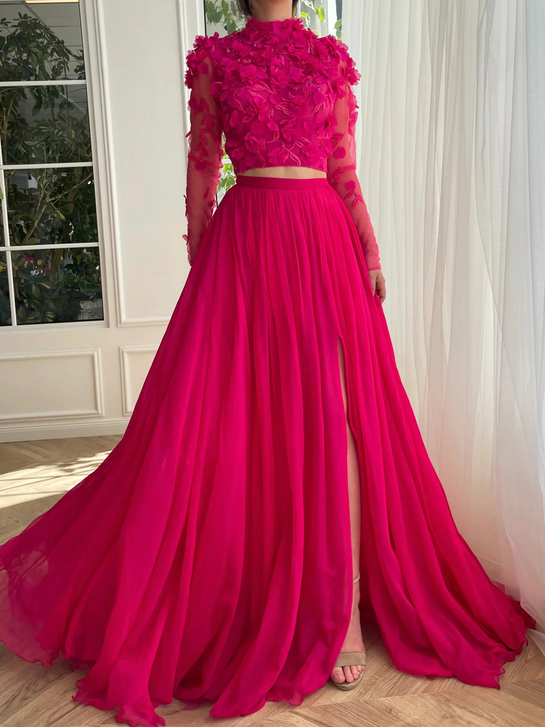 Robe de bal longue trapèze à col haut et fente latérale