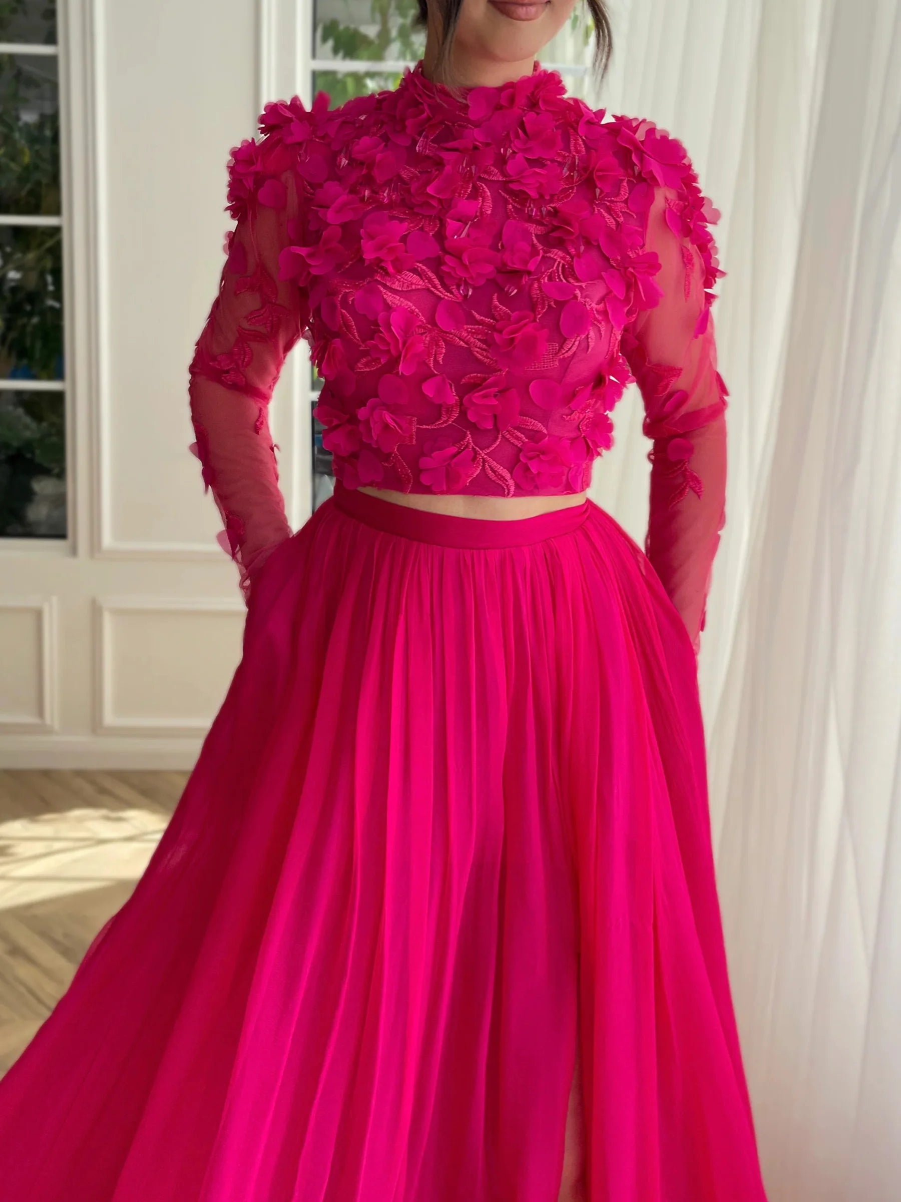 Robe de bal longue trapèze à col haut et fente latérale