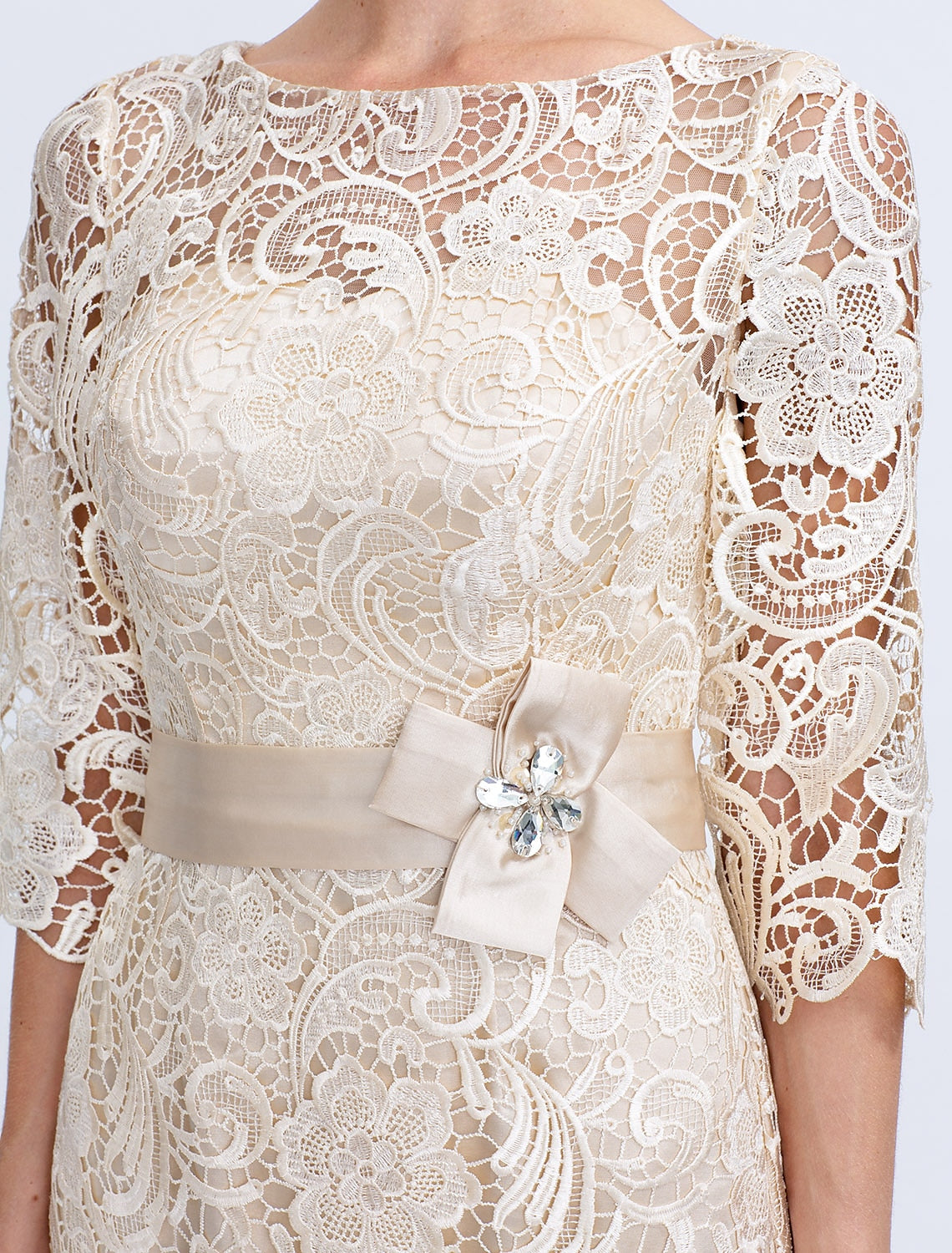 Robe de mère de la mariée fourreau/colonne Weitese, grande taille, élégante, col illusion, longueur genou, dentelle intégrale, manches 3/4 avec nœud(s)