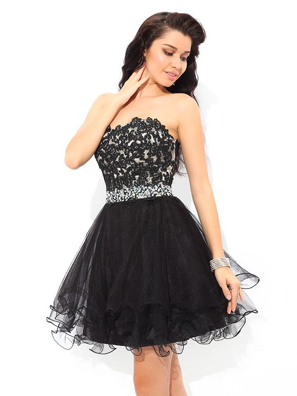Weitese A-Line/Princess Sweetheart Applique Sleeveless Short Satin Cocktail Dresses