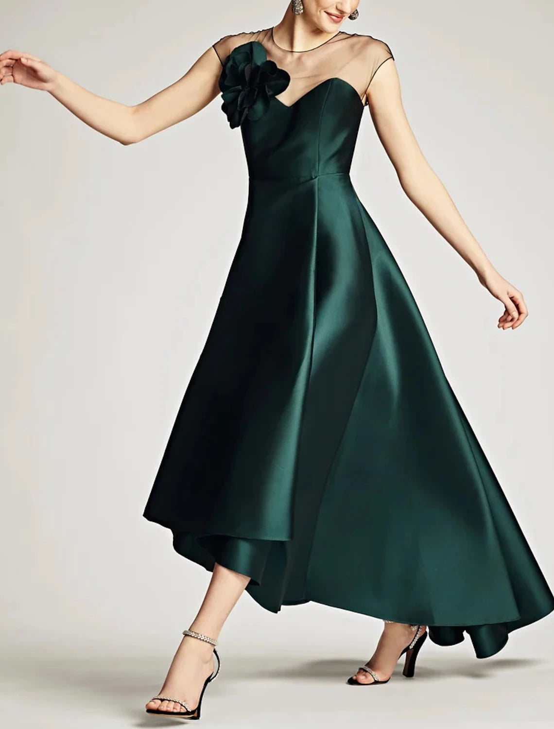 Robe de mariée trapèze élégante noire, grande taille, asymétrique, sans manches, col bijou, en satin