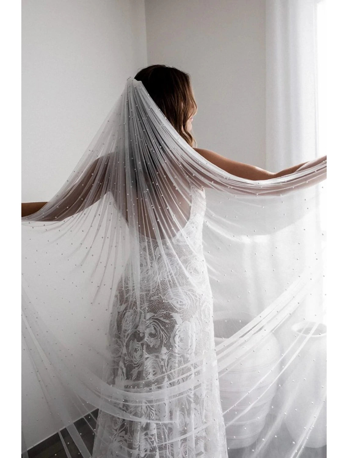 One-tier Vintage Style / Pearls Wedding Veil Cathedral Veils