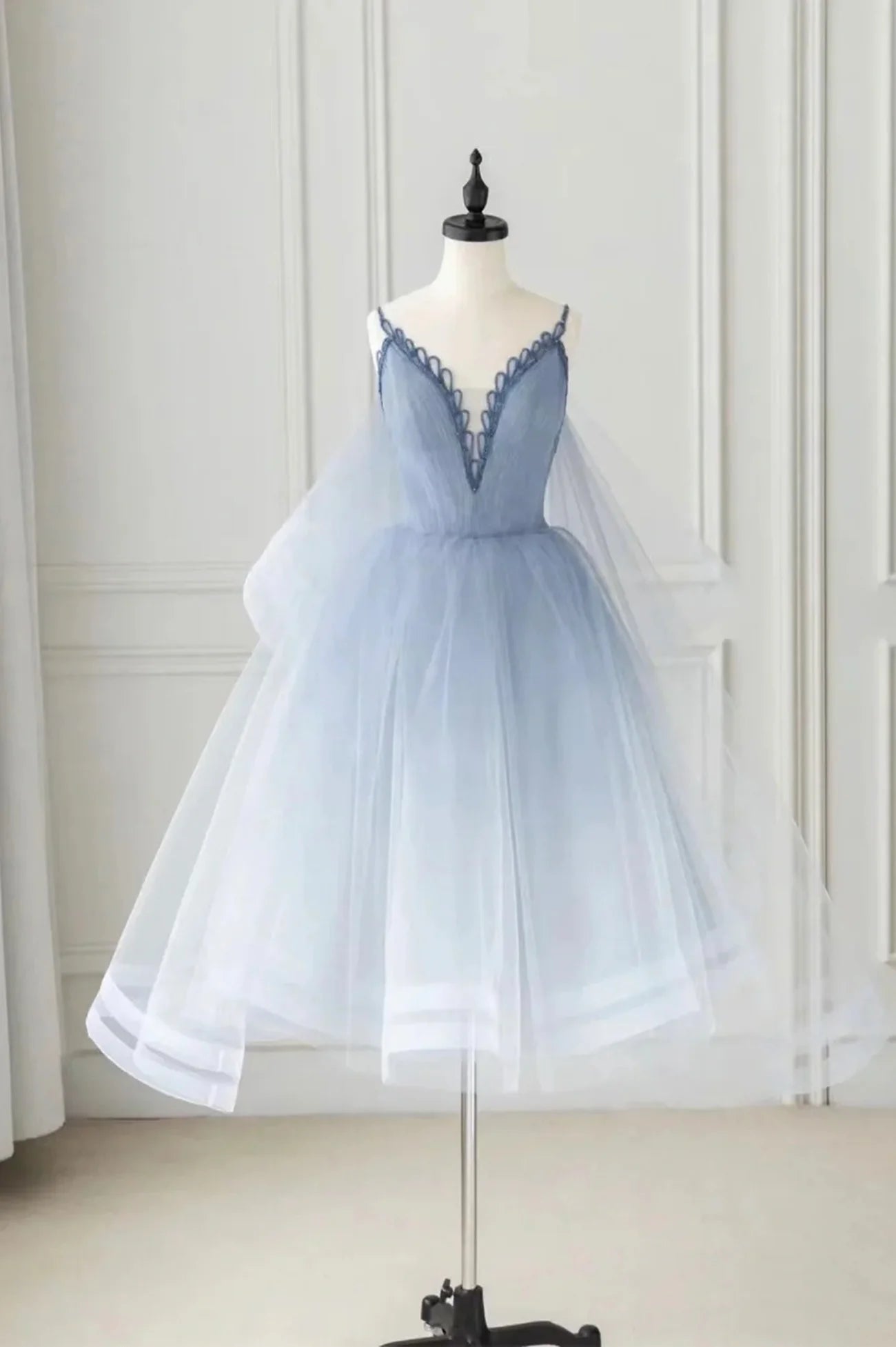 Robe de bal courte en tulle à col en V et coupe trapèze