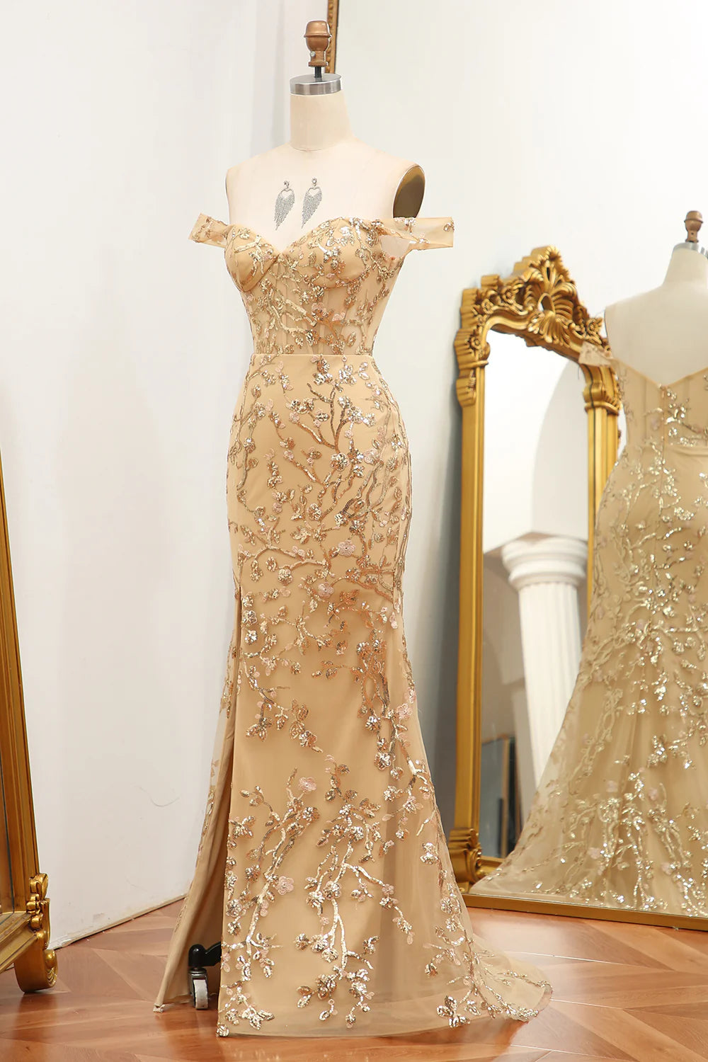 Vestido de fiesta largo con cuentas y hombros descubiertos de sirena dorada con abertura