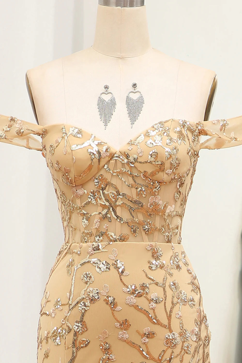 Vestido de fiesta largo con cuentas y hombros descubiertos de sirena dorada con abertura