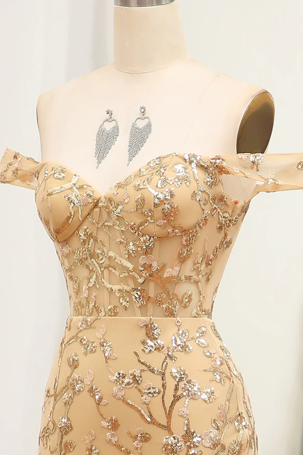 Vestido de fiesta largo con cuentas y hombros descubiertos de sirena dorada con abertura