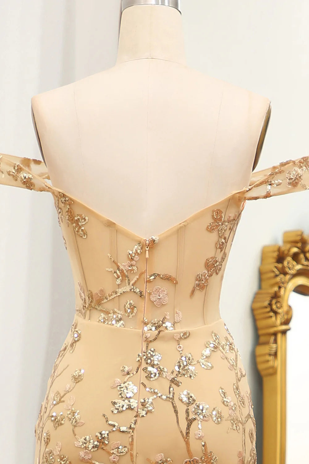 Vestido de fiesta largo con cuentas y hombros descubiertos de sirena dorada con abertura