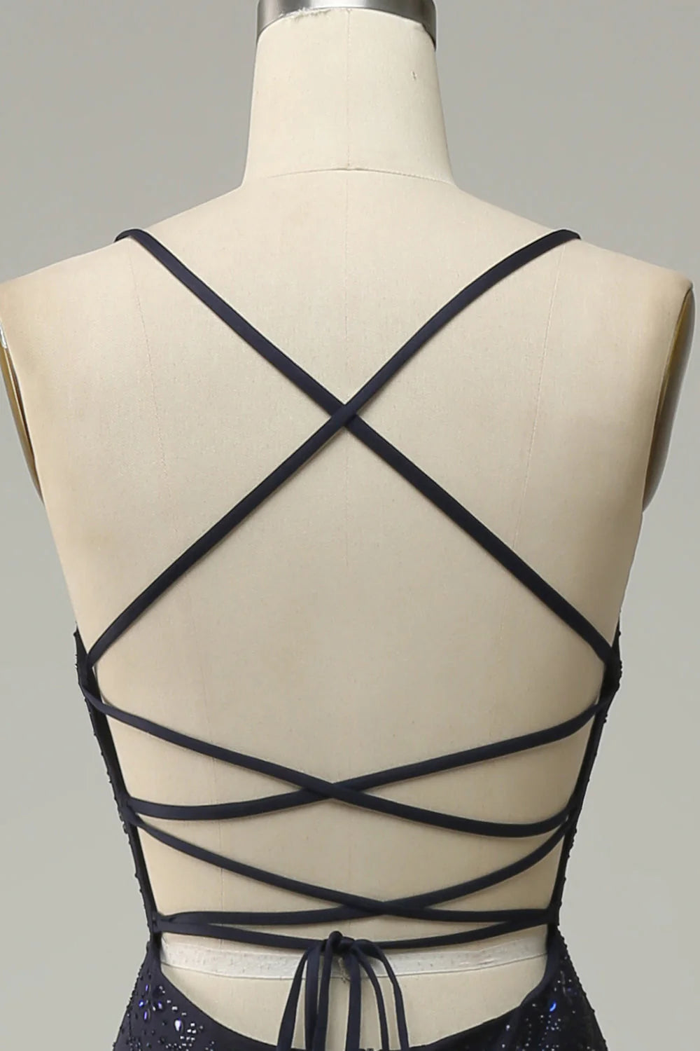 Vestido de fiesta de sirena con tirantes finos, cuentas y abertura